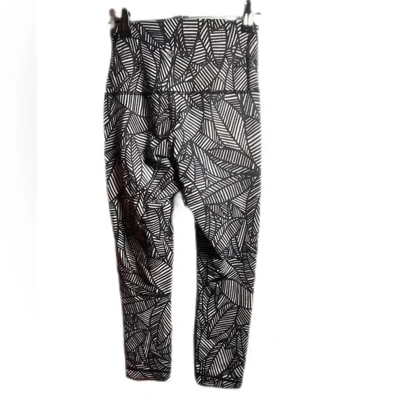Lululemon wunder under  black white athletic casual banana leaf crop legging 4 - Picture 3 of 3